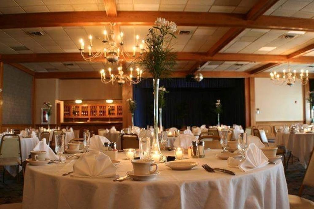 Hotel Carlisle & Embers Convention Center Esterno foto