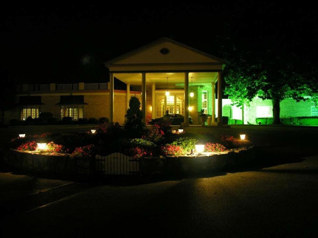 Hotel Carlisle & Embers Convention Center Esterno foto